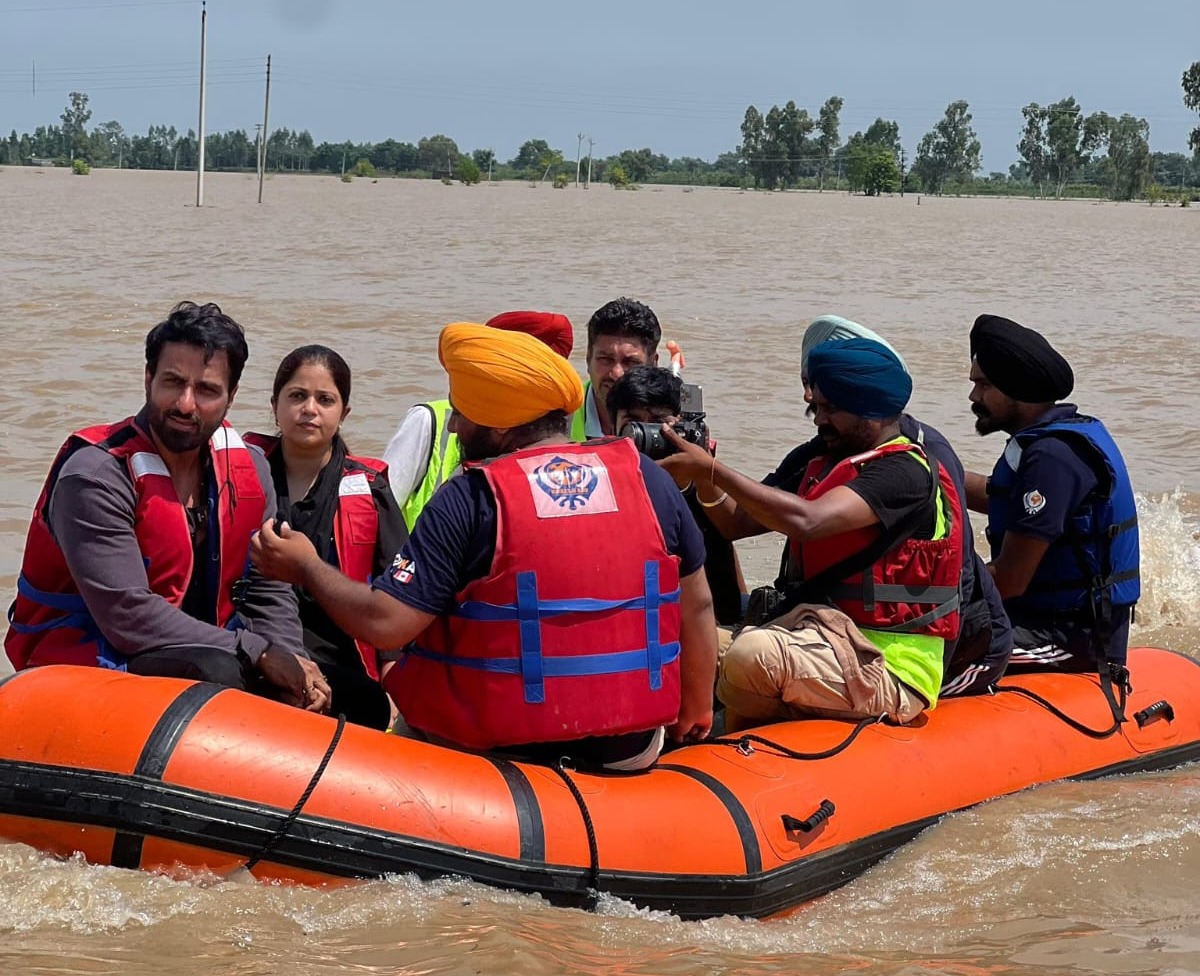 Actor Sonu Sood reached Punjab and helped the flood victims
